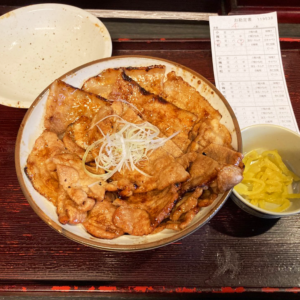 炭火豚丼、炭火とタレの香りに包まれて。『帯広豚丼炭火焼とんたん』