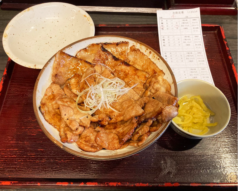 炭火豚丼、炭火とタレの香りに包まれて。『帯広豚丼炭火焼とんたん』