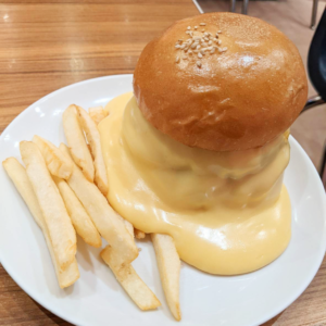 滝のようなチーズと出会う!?次世代バーガー。『BURGER & MILKSHAKE CRANE』
