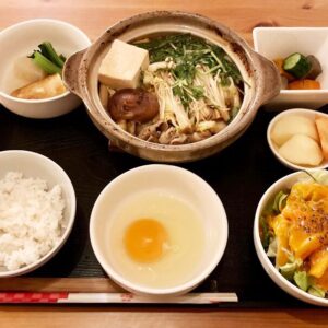 寒い季節のご馳走『すみ食堂』のすき焼き鍋定食